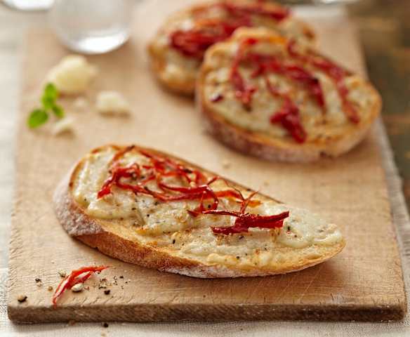 Crostini con quesos y tomates secos