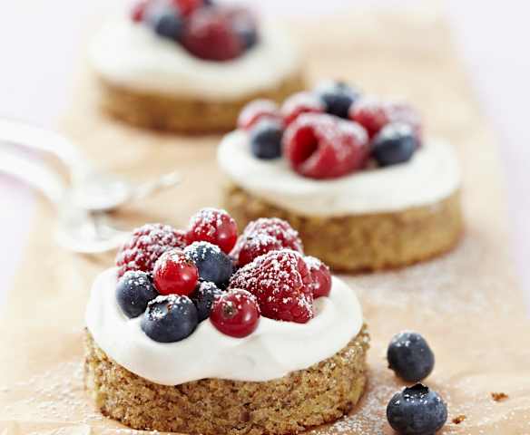 Pastelitos de almendra con nata y frutos rojos (sin gluten) Pastelitos de almendra con nata y frutos rojos (sin gluten)