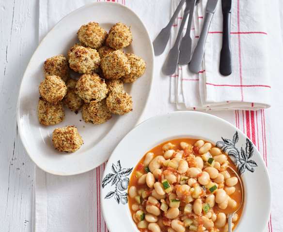 Cubos de peixe panados com salada quente de feijão e curgete
