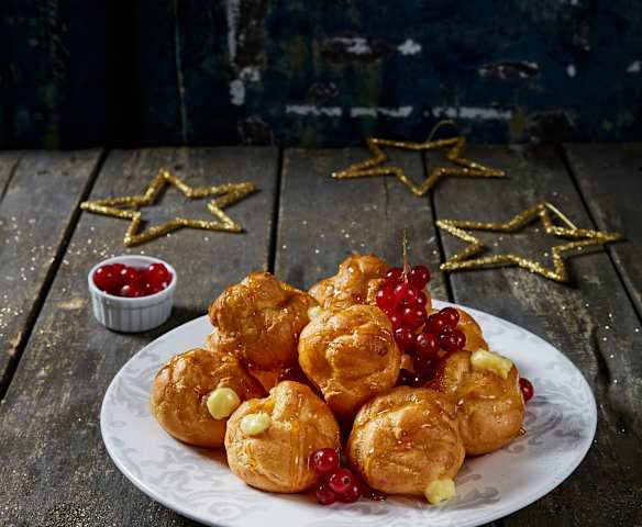 Bignè glassati con crema pasticcera al profumo d'arancia