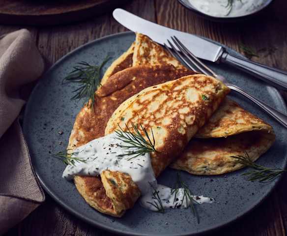 Zucchini-Käse-Pfannkuchen mit Dill-Knoblauch-Sauce