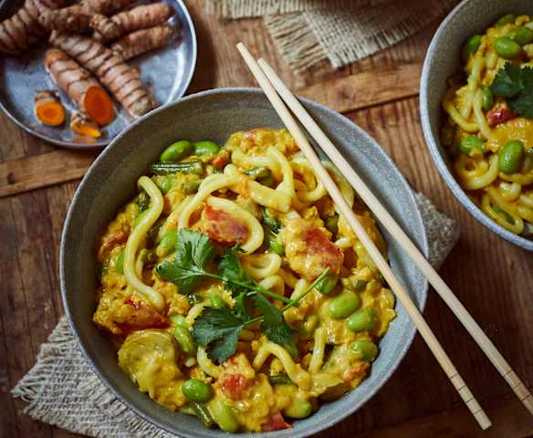 Kurkuma-Linsen-Curry mit Udonnudeln