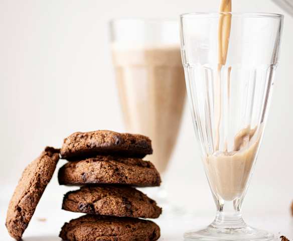 Batido de lino y café con galletas de chocolate Batido de lino y café con galletas de chocolate