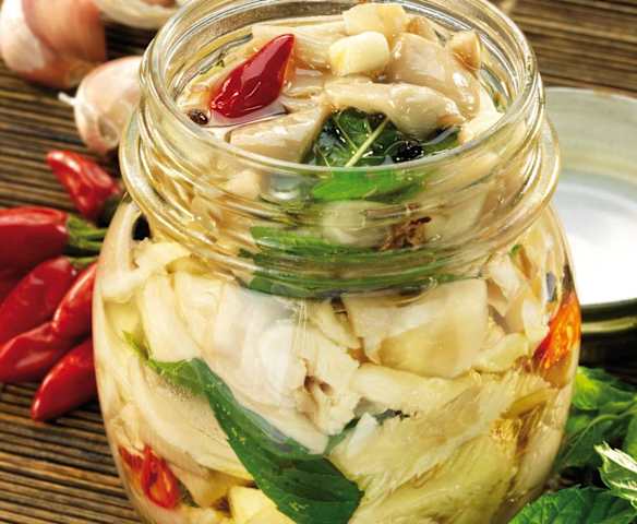 Funghi sott'olio con peperoncini e menta