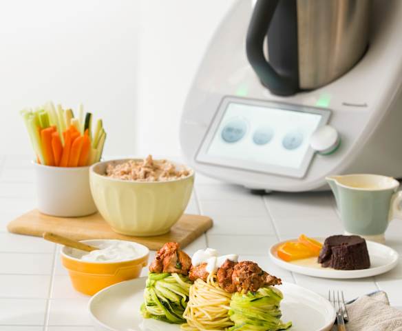 Menú: Dip de huevo y jamón. Espaguetis y calabacín con pollo marinado. Volcanes de chocolate con salsa de naranja