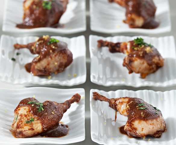 Muslitos de codorniz con salsa de tamarindo Muslitos de codorniz con salsa de tamarindo
