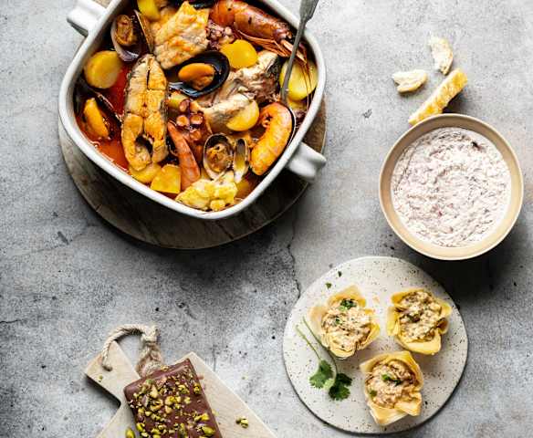 Menú: Cremoso de cecina. Tartaletas de marisco. Zarzuela de pescados y mariscos. Turrón de chocolate y pistachos.