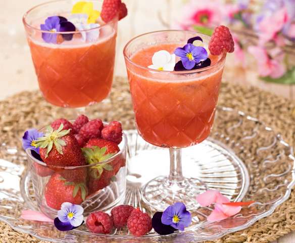 Cocktail analcolico di frutta e fiori Cocktail analcolico di frutta e fiori