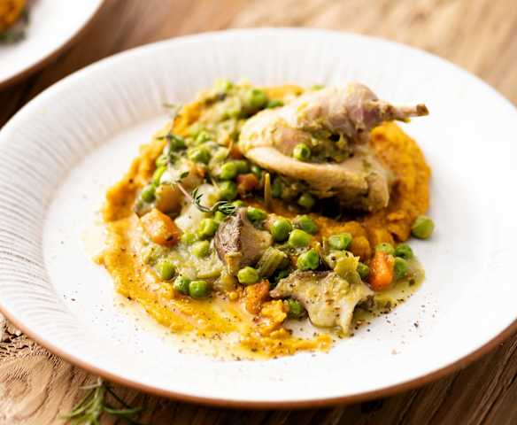 Guiso de conejo con puré de batatas Guiso de conejo con puré de batatas