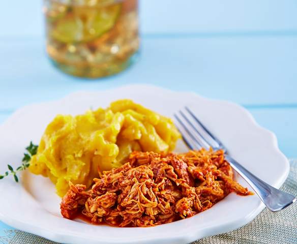 Pollo en adobo con puré de plátano