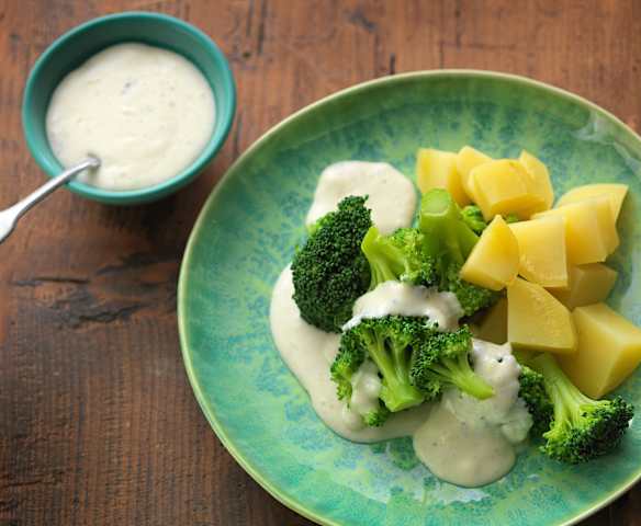Брокколи и картофель под соусом из голубого сыра