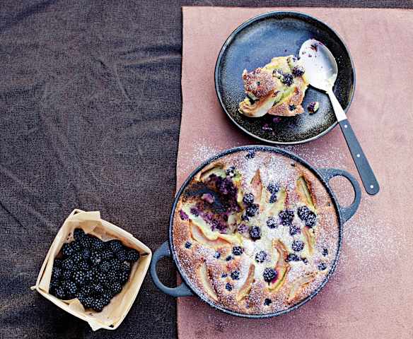 Clafoutis aux poires, mûres et amandes