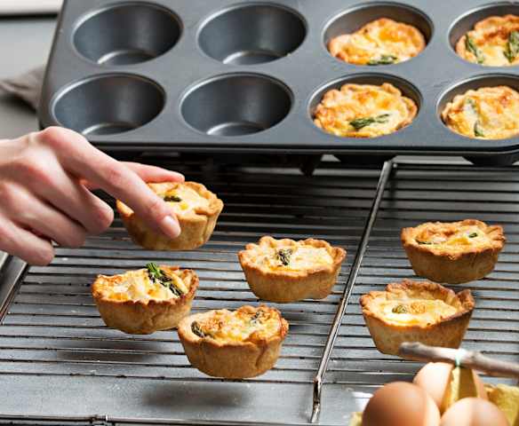 Miniquiches de espárragos y queso brie