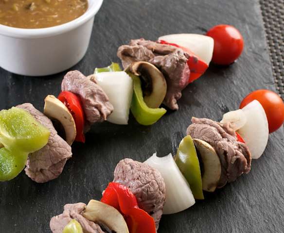 Brochetas de ternera y verduras con salsa de mostaza para dos