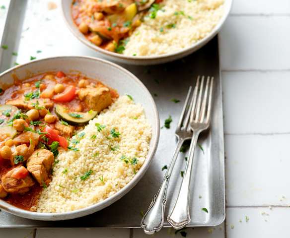 Guisado de carne de porco com grão, legumes e cuscuz Guisado de carne de porco com grão, legumes e cuscuz