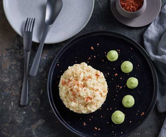 Mini risotto allo zafferano con mousse di zucchine e pancetta in polvere