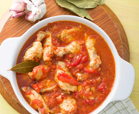 Alitas de pollo con tomate