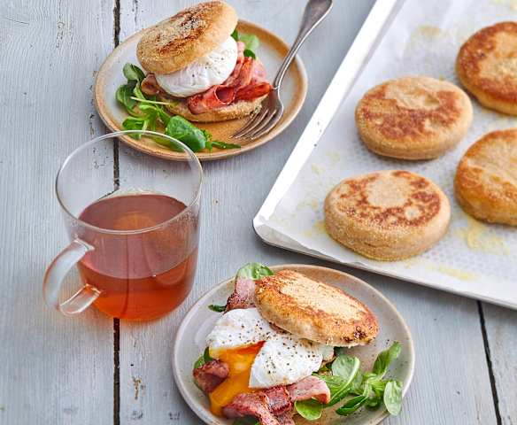Muffins à la farine complète, œufs mollets et lard