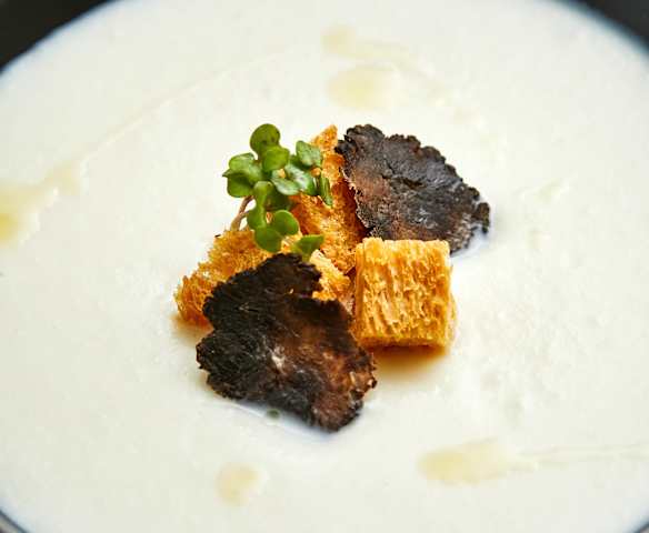 香浓奶油洋姜汤配脆面包、黑松露