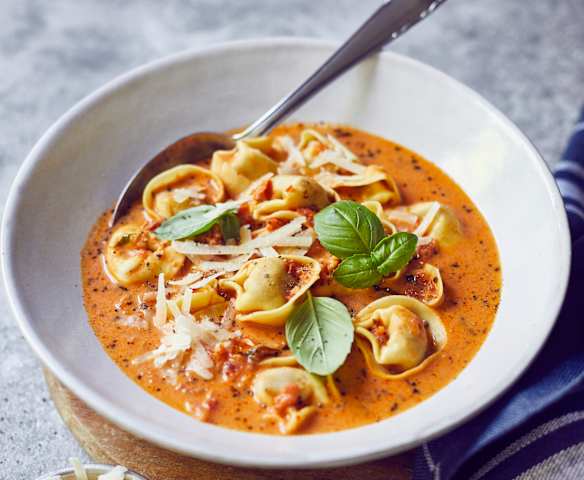 Tortellini-Tomatensuppe Tortellini-Tomatensuppe