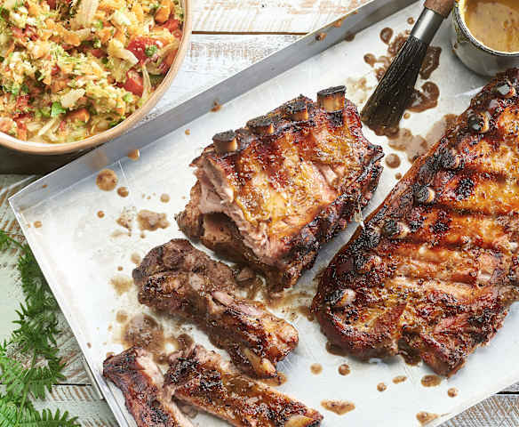 Costillas de cerdo a la brasa con salsa de mostaza y miel y ensalada