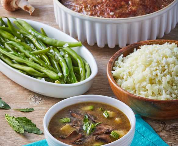 Sopa de hongos, pastel de carne, ejotes y arroz de coliflor