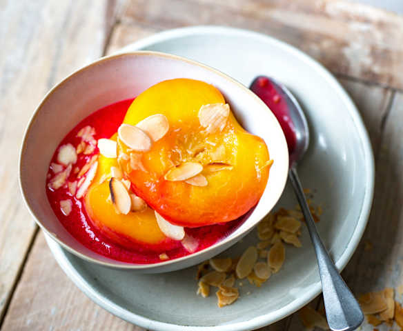 Pêches pochées, framboises, amandes