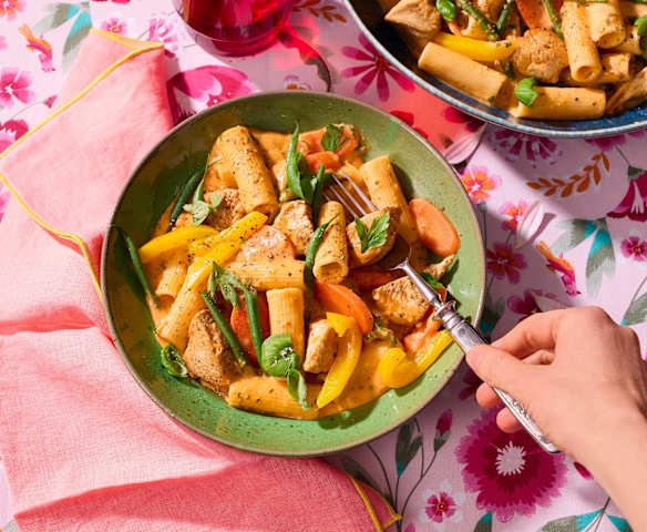 Gemüse-Ajvar-Pasta mit Hähnchen