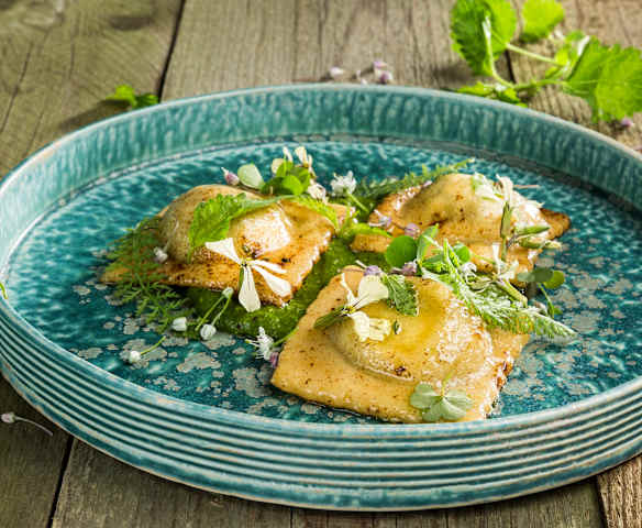 Wildkräuter-Ravioli auf Brennnesselspinat Wildkräuter-Ravioli auf Brennnesselspinat