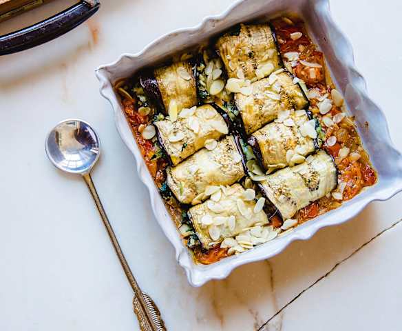 Canelones de beringela com creme de salmão e espinafres