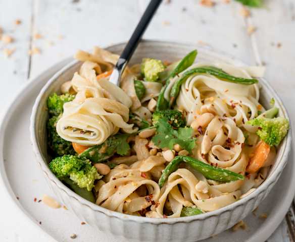 Veganske nudler med peanutsauce