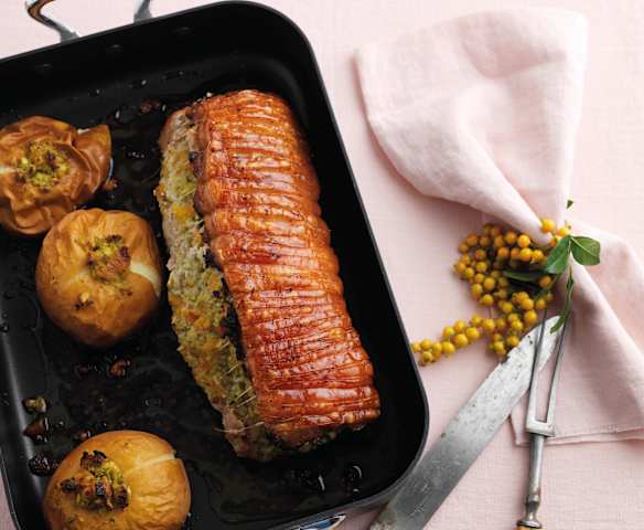 Lombo de porco recheado com maçã e frutos secos