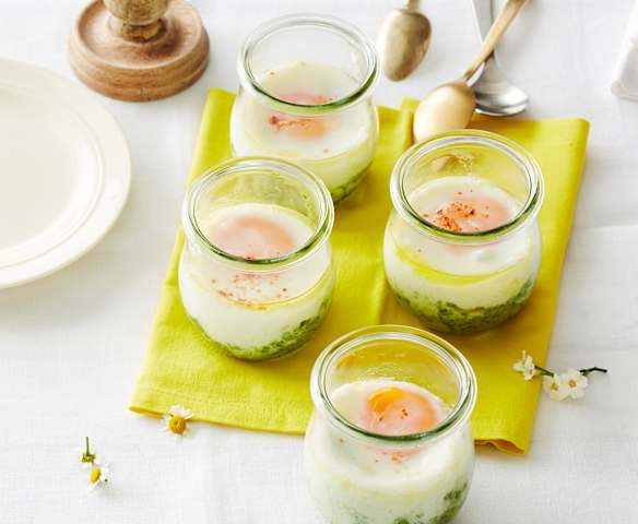 Eier im Glas auf Rahmspinat