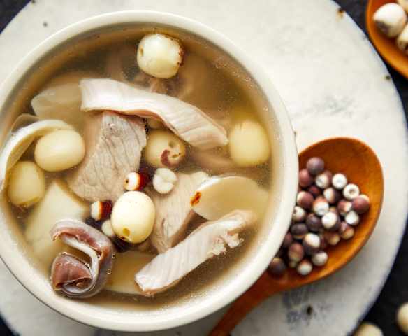 莲子芡实猪肚汤