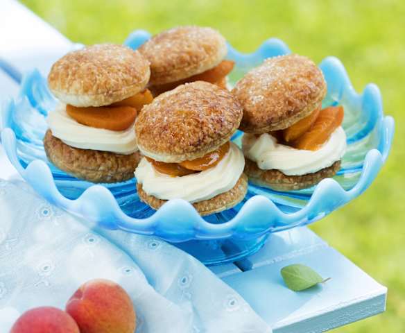 Karamellisierte Blätterteigcremetörtchen