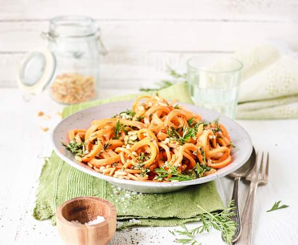 Möhrenspaghetti mit Möhrengrün-Pesto