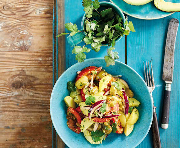 Salada de batata nova com molho de coentros e abacate