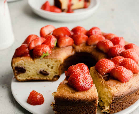 Bizcocho de lima con salsa de fresas Bizcocho de lima con salsa de fresas