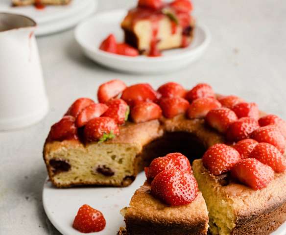Bolo de lima com molho de morango Bolo de lima com molho de morango
