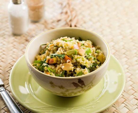 Bulgur-Salat mit Rucola, Pfirsich und Avocado