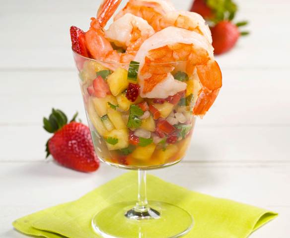 Cocktail cu căpșune, ananas și crevetă Cocktail cu căpșune, ananas și crevetă
