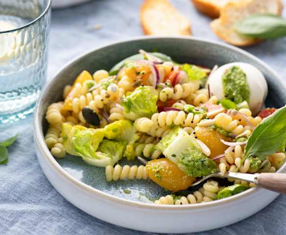 Insalata di pasta estiva con frutta e verdura Insalata di pasta estiva con frutta e verdura