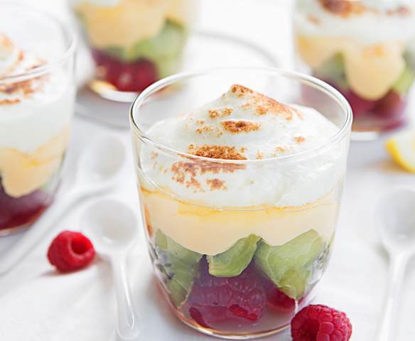 Vasitos de frutas, lemon curd y merengue