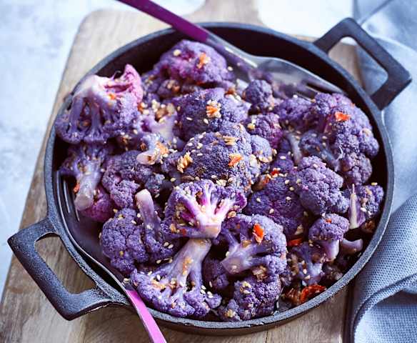 Gerösteter lila Blumenkohl mit Sesam