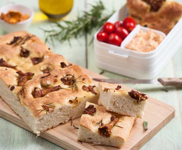 Focaccia z kurkami i rozmarynem, pasta serowo-śmietanowa