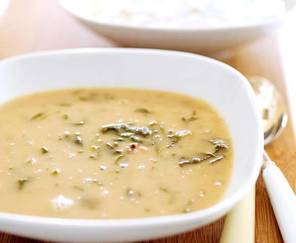 Sopa de feijão-frade e espinafres