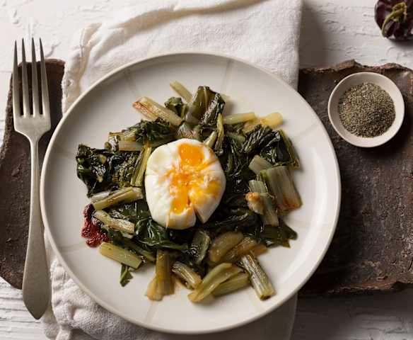 Acelgas y ajetes con huevos