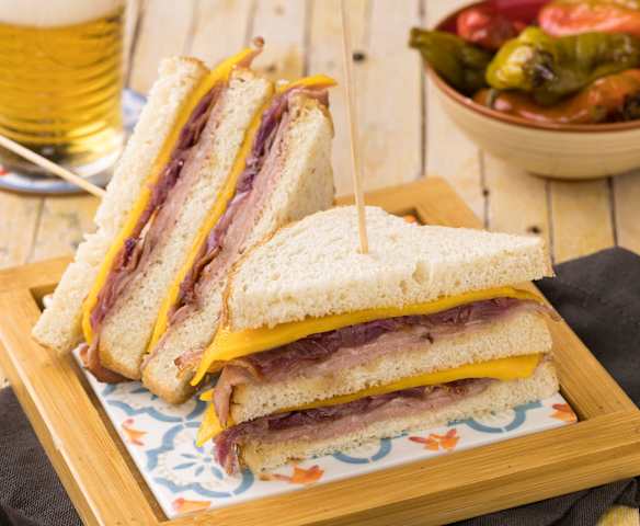 Club Sandwich manzo e cipolle con jalapeno in agrodolce