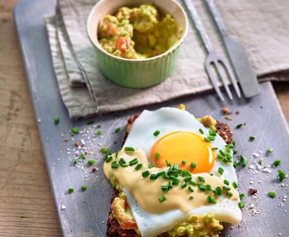 Avocado toast con uovo Avocado toast con uovo