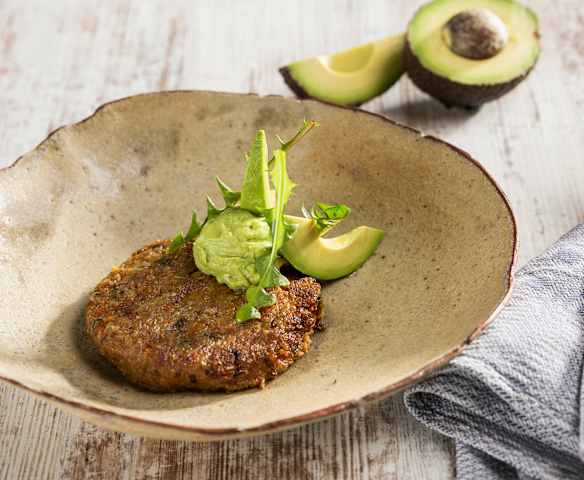 Bohnen-Quinoalaibchen mit Guacamole